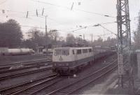 111 061-8 fährt mit einem Güterzug, von Bad Reichenhall kommend, in den Bahnhof Freilassing ein, 26.