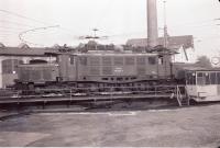194 073-3 auf der Drehscheibe im Bw Freilassing, 26.10.1983
