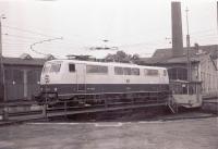 111 205-1 auf der Drehscheibe des Bw Freilassing, 26.10.1983