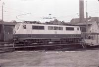 111 099-8 auf der Drehscheibe im Bw Freilassing, 26.10.1983