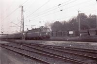 1044.27 verlässt Freilassing mit dem E 2090 (Klagenfurt - München Hbf) am 26.10.1983